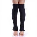 Detalle de calentadores negros de punto con rayas verticales y bordes con volantes mujer - Talla única / Negro