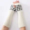 Detaillierte Strickstruktur langer fingerloser Handschuhe mit schwarzem Hahnentrittmuster - Jacquard Hahnentritt Lange Fingerlose Handschuhe / Weiß