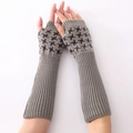 Graue Strick-Armstulpen mit Hahnentrittmuster und Daumenloch für Damen im Winter - Jacquard Hahnentritt Lange Fingerlose Handschuhe / Hellgrau