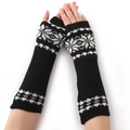 Winterse gebreide vingerloze lange armwarmers met wit sneeuwvlokpatroon in zwart - Zwart