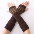 Nahaufnahme der Strick-Hahnentritt-Muster und Rippbündchen an warmen fingerlosen Armstulpen - Jacquard Hahnentritt Lange Fingerlose Handschuhe / Kaffeebraun