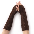 Guantes de punto marrón oscuro sin dedos con patrón de triángulo y agujero para pulgar - café