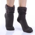 Detalle de calcetines de invierno marrón con forro de felpa y textura de punto - Talla única / gris oscuro