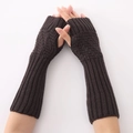 Details von dunkelbraunen Strickstulpen mit Zopfmuster und gerippter Textur für Winter - Dunkelgrau