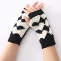 Fingerlose Handschuhe im Schachbrettmuster mit schwarz-weißem Zopfmuster für den Winter - Schwarz