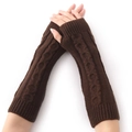 Donkerbruine kabelgebreide armwarmers met duimgat en stijlvolle gevlochten textuur - koffiekleur
