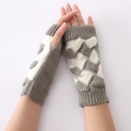 Winter Fingerlose Strickhandschuhe mit grau-weißem Patchwork und Zopfmuster-Struktur - Hellgrau