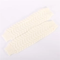 Detail van crème witte gebreide beenwarmers met golfpatroon en elastische ribboorden - Wit