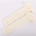 Detaillierte Strickstruktur cremefarbener Stulpen mit Lochmuster und Wellensaum - Einheitsgröße / Weiß