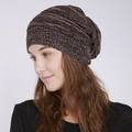 Detalle de la textura de punto mezclado marrón y blanco en un gorro holgado de invierno - Ajustable / café