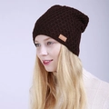 Detalle del gorro de punto marrón oscuro con textura de panal y parche de cuero de moda - Café / Gorro de lana