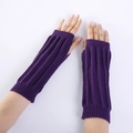 Violette Armstulpen aus Strick für Damen und Herren mit Rippenmuster für den Winter - Lila