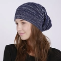 Gorro de punto unisex azul marino para el calor de otoño e invierno en fondo blanco - Ajustable / Azul oscuro