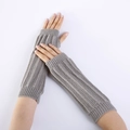 Mitaines longues grises en tricot pour bras avec texture nervurée élégante et chaude - Gris clair