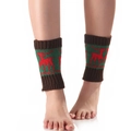Braune Strickstulpen mit festlichem grünem Band und rotem Rentier-Muster zu Weihnachten - Kaffee Und Grün