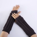 Nahaufnahme der dunkelbraunen, gerippten fingerlosen Strickhandschuhe mit Struktur - Dunkelgrau