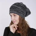 Gorro holgado unisex de punto gris jaspeado para el calor de otoño e invierno - Ajustable / Negro