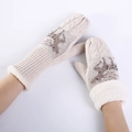 Muffole invernali in maglia con motivo cervo, fodera in pile e polsini di pelliccia - Beige