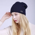 Primer plano del gorro de punto azul oscuro con textura de panal y etiqueta decorativa - Azul marino / Gorro de lana