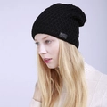 Detalle del gorro negro de punto de gofre con forro polar y parche de cuero - Negro / Gorro de lana