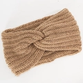 Détail de la maille épaisse et du nœud croisé sur ce bandeau d'hiver couleur camel - Beige