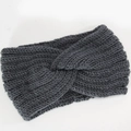 Détail de texture du bandeau d'hiver tricoté gris foncé avec nœud torsadé élégant - Gris foncé
