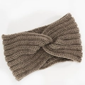 Gros plan du nœud torsadé sur ce bandeau d'hiver beige en maille épaisse et chaude - Khaki