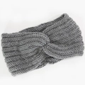 Detail eines grauen Strickstirnbands mit Knotendesign und grober Strickstruktur - Hellgrau