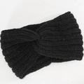 Detailansicht der schwarzen groben Strickstruktur und des gedrehten Designs am Stirnband - Schwarz