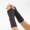 Détails du tricot de ces mitaines gris foncé avec un motif de maille torsadée - Taille unique / Gris clair