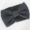 Detailaufnahme eines dunkelgrauen Strickstirnbandes mit grober Textur und Schleife - Dunkelgrau