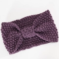 Nahaufnahme von dunkelviolettem Strickstirnband mit dicker Textur und Knotendesign - Hellviolett