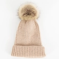 Detail van de beige gebreide muts met een grote bruine imitatiebont pompon op witte achtergrond - Eén maat / Lichtroze
