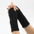 Gros plan de mitaines noires en tricot torsadé avec détails de texture et poignet côtelé - Taille unique / Noir