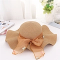 Primer plano de sombrero de paja con lazo de gasa, pétalos de flores y perlas blancas - Talla única / Caqui