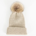 Detailopname van beige gebreide muts met dikke ribtextuur en grote pluizige pompon - Eén maat / Beige