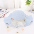 Dettaglio del cappello di paglia celeste con fiocco in organza e delicati fiori perlati - Taglia unica / Azzurro