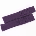 Dettaglio di guanti senza dita in maglia viola scuro con trama a motivo di foglia - Taglia unica / Viola