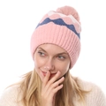Detail der weichen Chenille-Strickmütze mit rosa Bommel und Wellenmuster-Textur - Einheitsgröße / Rosa