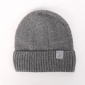 Detailansicht der dunkelgrauen Strickmütze mit SPORTS-Logo und Rippstrick-Textur - Grau