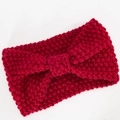 Winter-Strickstirnband für Damen in Dunkelrot mit handgefertigtem Schleifendesign - Jujuberot