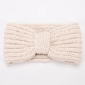Dettaglio della fascia in ciniglia bianco crema con trama a nodo a farfalla morbida - Beige