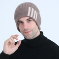 Dettaglio del berretto in maglia marrone da uomo con strisce bianche e trama in lana - Cachi