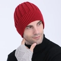 Winter-Set mit roter Rippstrickmütze und grauen Zopfstrickhandschuhen für Herren - Rot