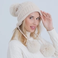 Cappello lavorato a maglia in ciniglia beige con pompon morbidi per l'inverno - Taglia unica / Beige