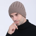 Gefütterte Rippstrick-Beanie in Hellbraun für winterlichen Outdoor-Ohrenschutz - Khaki