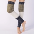 Dreifarbige Strick-Beinstulpen in Marine, Khaki und Creme mit grober Rippstruktur - Einheitsgröße