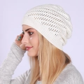 Gorro de punto blanco para mujer con diseño de ganchillo calado y transpirable - Ajustable / Blanco