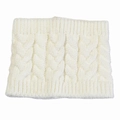 Detailopname van crèmewitte kabelgebreide nekwarmer met zachte elastische textuur - Wit