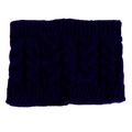 Dettaglio di uno scaldacollo in maglia viola scuro con classico motivo a treccia - Blu navy